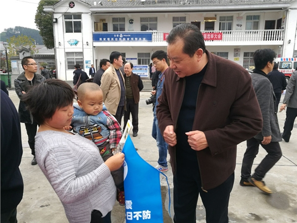 竹溪县举行"文化,科技,卫生"三下乡服务活动